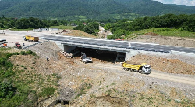Sel afetinde çöken yola 35 metre uzunluğunda köprü inşa edildi