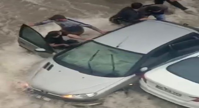 Sel sularında otomobilinin altına sıkışan vatandaşa mahalleliden yardım eli