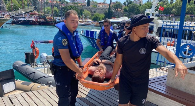 Şelale yanında serinlemek isterken falezlerden aşağı düşen genç ölümden döndü