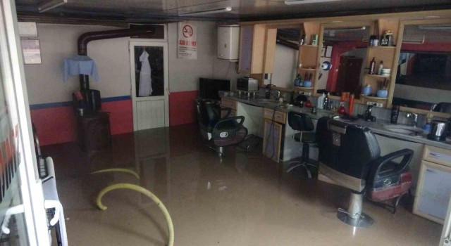 Selden korunmak için masaların üzerine çıkan vatandaşlar kameraya yansıdı