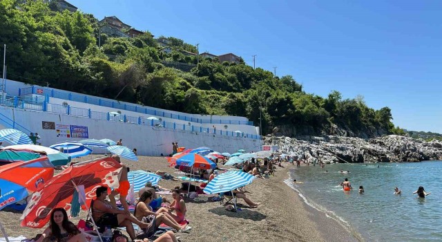 Serinlemek isteyenler plaja akın etti