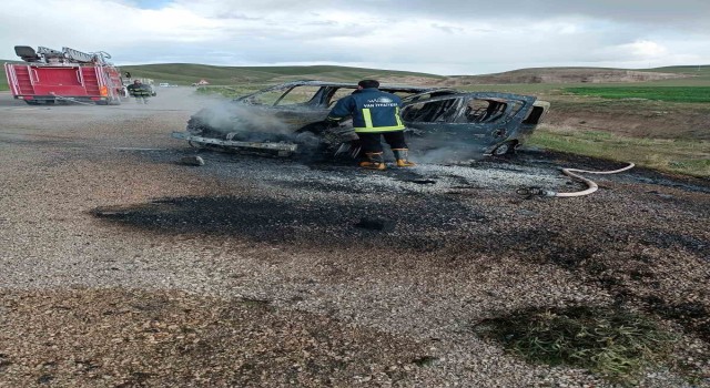 Seyir halindeki minibüs alev alev yandı