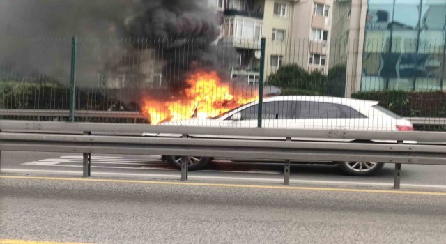 Seyir halindeki otomobil alev alev yandı, sahibi yanan aracını gözyaşları içerisinde izledi