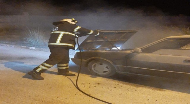Seyir halindeyken motor kısmında yangın çıkan otomobilde hasar oluştu