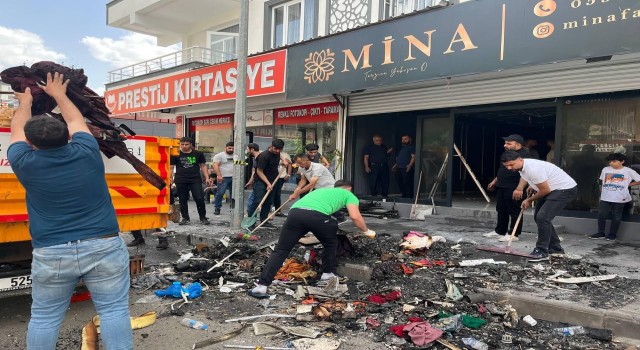 Sigara izmaritinden çıktığı değerlendirilen yangın mağazayı küle çevirdi