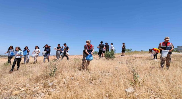 Siirtte jandarma ve öğrenciler Botan Vadisinde çevre temizliği yaptı