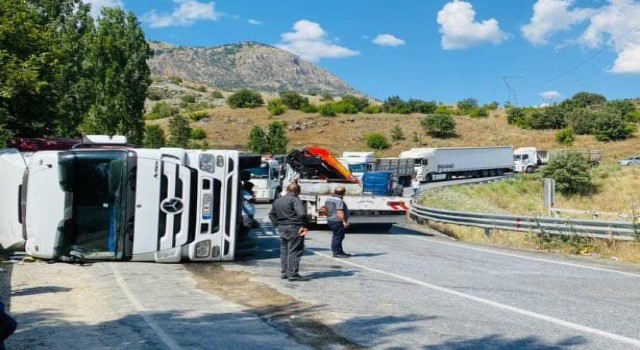 Siirtte tır devrildi: Sürücü kazayı yara almadan atlattı