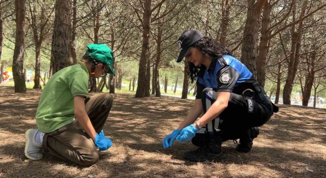 Şilede 35 ilkokul öğrencisi polisler ile beraber çevre temizliği yaptı