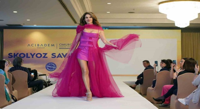 Skolyoz Savaşçılarından zırhlı, tüllü ‘korseli defile