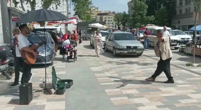 Sokak müzisyeni çaldı, vatandaş oynadı