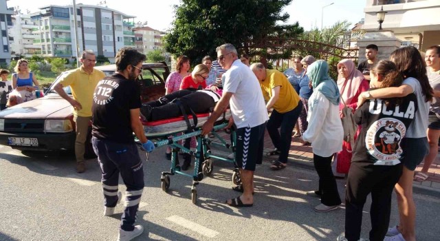 Sürücü adayının fren yerine gaza bastığı otomobil duvara çarparak durabildi