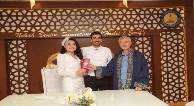 Tahmazoğlundan nikahı kıyılan çiftlere sürpriz