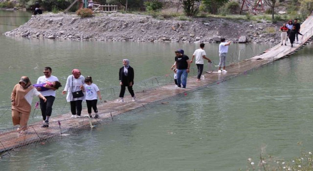 Tahta köprüden geçmek yürek ister
