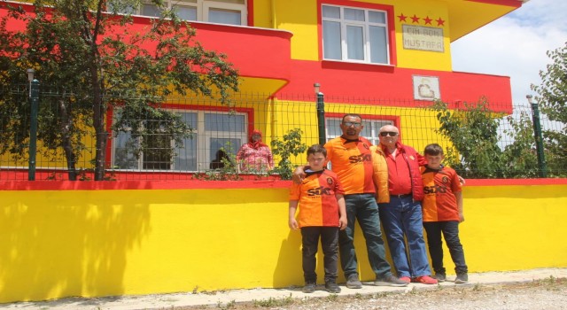 Takımı şampiyon olunca evini sarı-kırmızıya boyattı