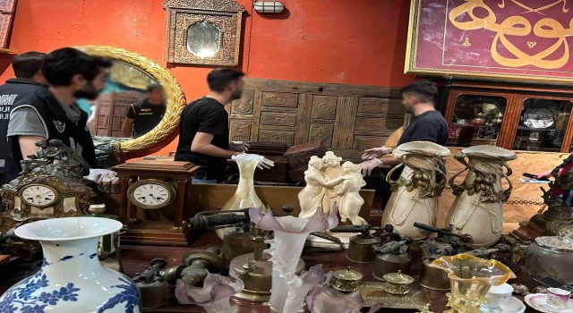 Tarihi han ve köşk kapılarını yurtdışına kaçırmaya çalıştılar: 3 gözaltı