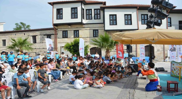 Tarihi St. Paul Meydanında tiyatro gösterimi