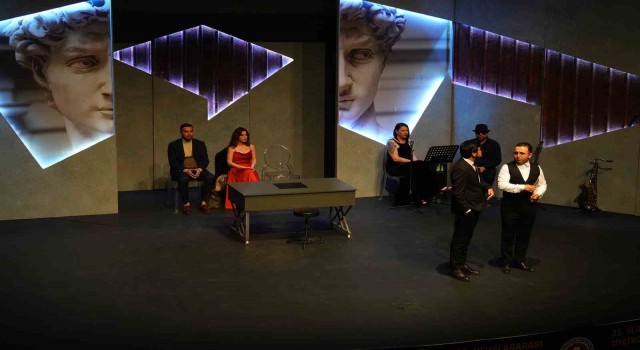Tarsus Şehir Tiyatrosu Çirkin oyununu Denizlide sahneledi
