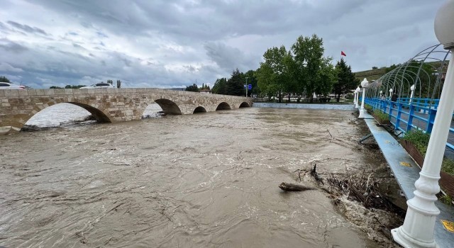 Taşköprüde tarihi köprü su debisinin yükselmesi nedeniyle trafiğe kapatıldı