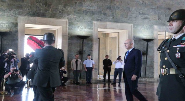 Meclis Başkanı Kurtulmuş'dan Anıtkabir'i ziyaret