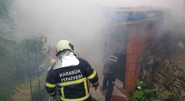 Tek katlı ev alevlere teslim oldu