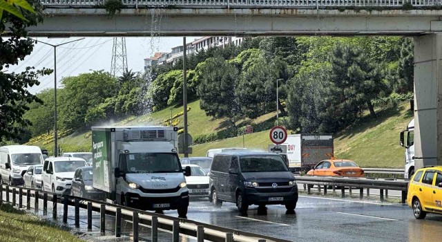 TEM Otoyolunda ilginç görüntü: Üstgeçitte boru patladı, sürücüler araçlarını yıkadı