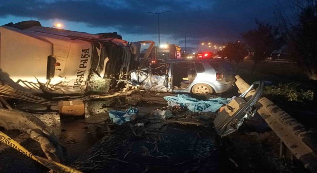 TEMde tır bariyerleri aşarak karşı şeritteki araca çarptı: 1 ölü, 4 yaralı