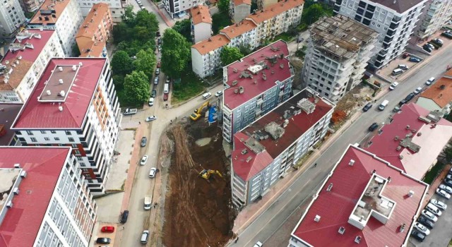 Temel kazısında toprak kaydı, 6 katlı bina tahliye edildi