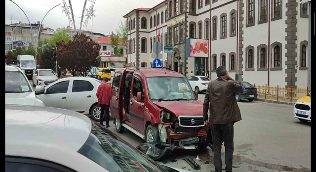 Ters yöne giren yabancı plakalı otomobil kazaya neden oldu