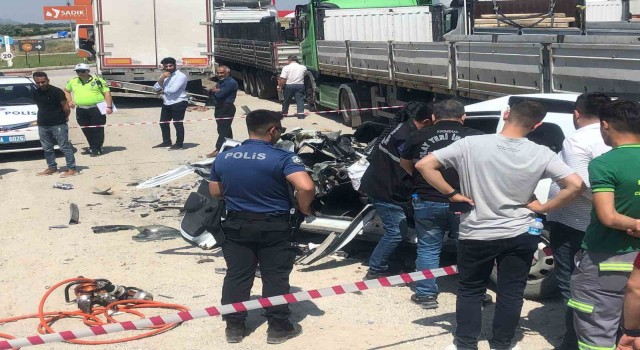 Tıra saplanan aracın sürücüsü feci şekilde can verdi