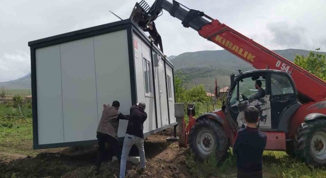 Tomarzada evleri ağır hasar gören vatandaşlara konteynerleri verildi
