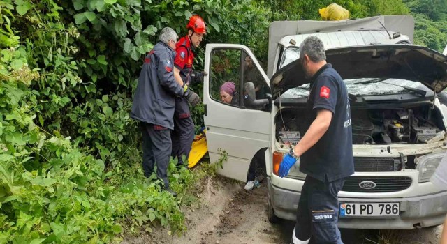 Trabzonda araç köy yolundan karayoluna düştü: 3 yaralı