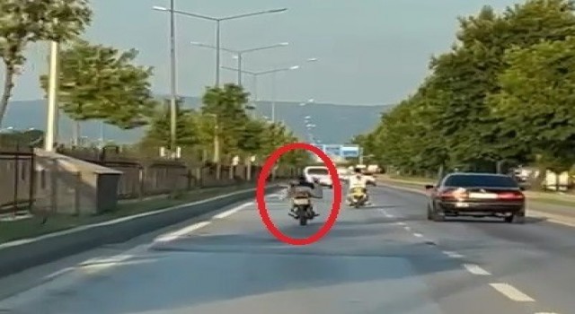 Trafikte tehlikeli yolculuk kameraya yansıdı: Yüzüstü uzanarak motosiklet sürdü