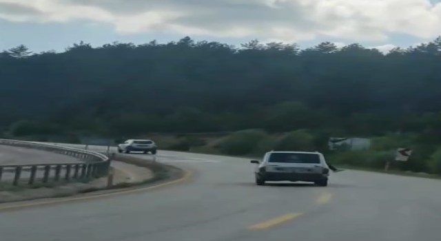 Trafikteki tehlikeli yolculuk kameraya yansıdı: Ayaklarını camdan sarkıttı