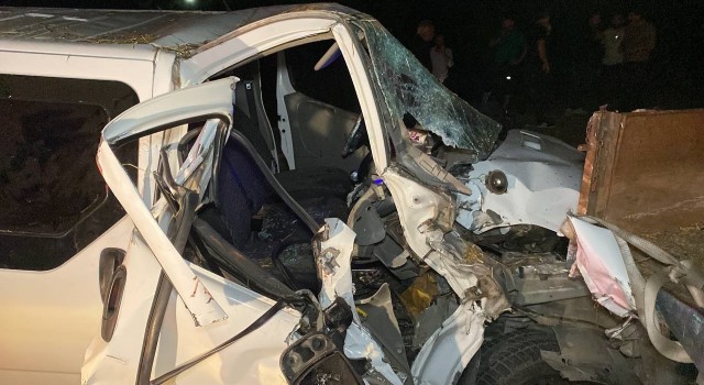 Traktöre panelvan çarptı, sıkışan yolcu için seferber oldular