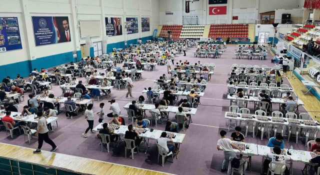 Türkiyenin dört bir yanından Kocaeliye gelen sporcular satranç turnuvasında ter döküyor