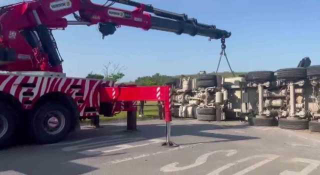 Tuzlada hafriyat kamyonu devrildi, vatandaşlar yardıma koştu