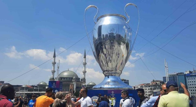 UEFA Şampiyonlar Ligi Finaline saatler kala Taksimde coşkulu görüntüler