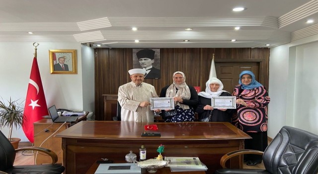 Ukraynalı anne ve kızı İslamiyeti seçerek ‘Safiye ve Melek adını aldı