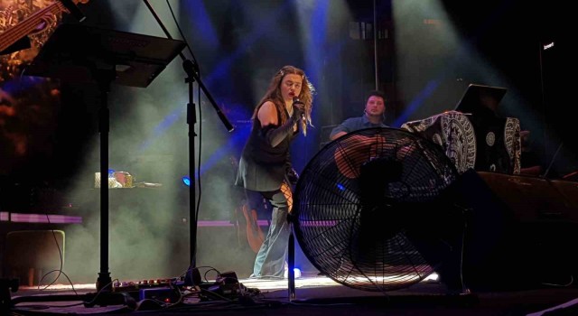 Ünlü şarkıcı Ceylan Ertem Safranboluda sahne aldı