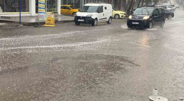 Uzunköprüde sağanak yağış etkili oluyor