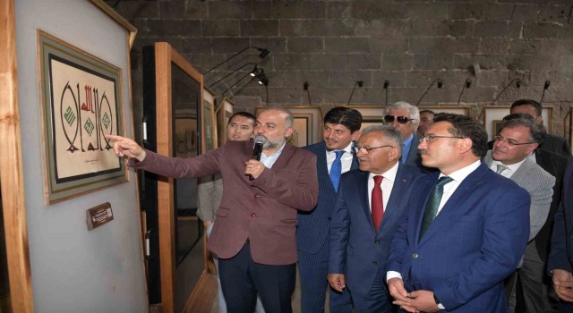 Vali Çiçek ve Başkan Büyükkılıç, Kelime-i Tevhid Hat Eserleri Sergisinin açılışını yaptı