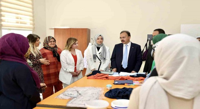 Vali Kızılkaya, kursiyerler ile bir araya geldi