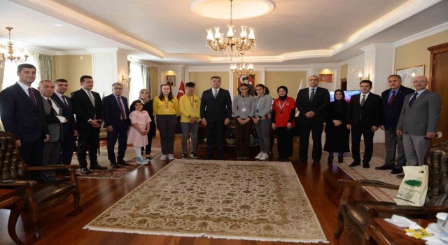 Vali Memiş TÜBİTAK şampiyonlarını kabul etti