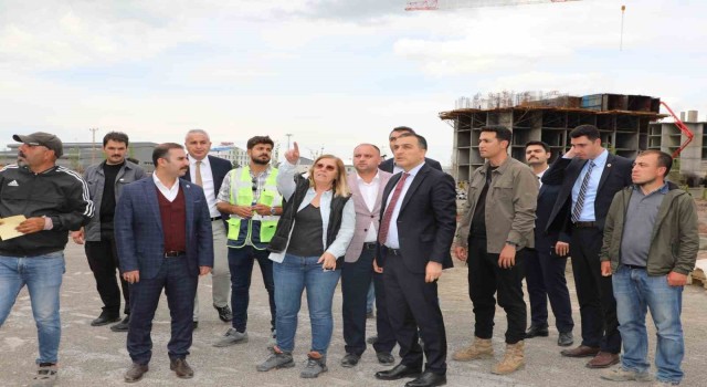 Vali Öksüz, otogarda incelemelerde bulundu