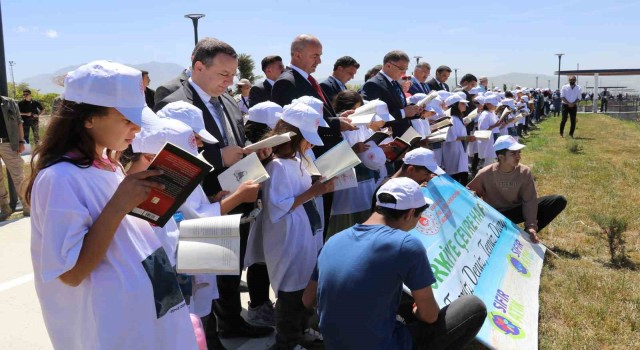Van Gölü sahilinde temiz bir çevre için kitap okudular