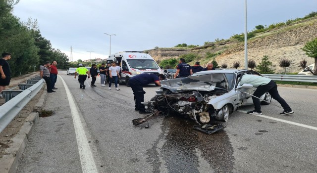 Virajı alamayınca bariyerlere çarptı: 3 yaralı