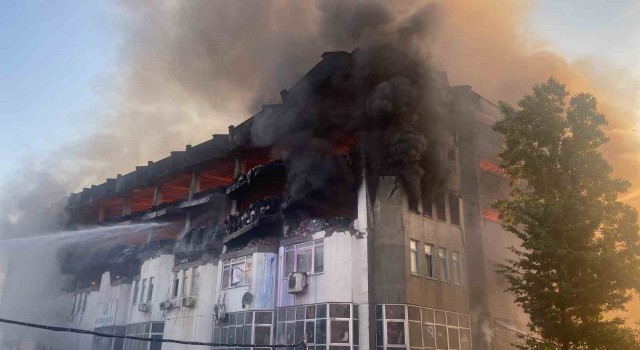 Yanan İkitelli Organize Sanayi Bölgesindeki iş hanında çökme anı kameralara yansıdı
