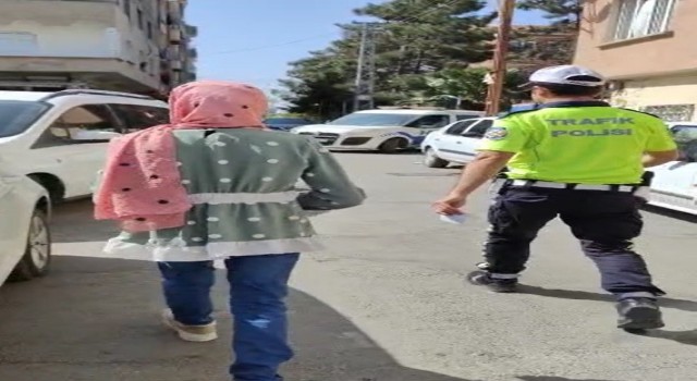 Yanlış okula giden öğrencinin imdadına trafik polisleri yetişti