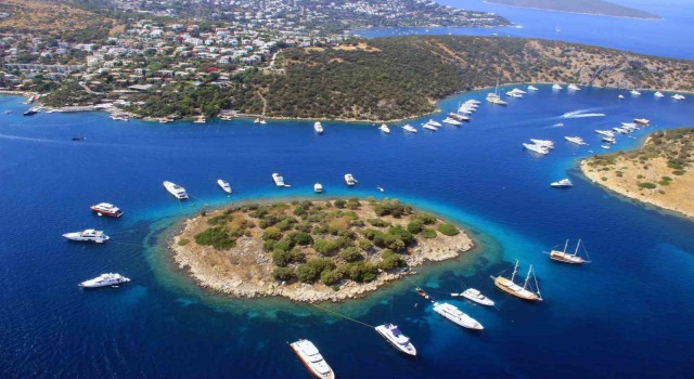 Yeşil ile mavinin buluştuğu Turkuaz koylar misafirlerini bekliyor