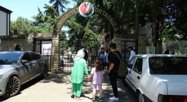 YKSya liseden yeni mezun olan öğrencilerin yanı sıra çok sayıda yetişkininin de girmesi dikkat çekti